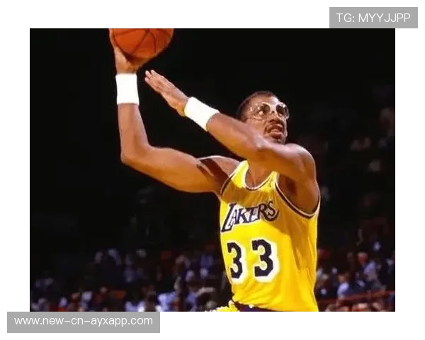 NBA巨星踩着logo豪投远射，定义篮球的极致魅力