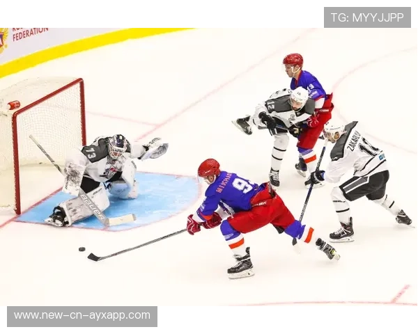 冰球季后赛门将神级扑救,社交媒体封为“冰面守护神” 冰球季后赛门将神级扑救,社交媒体封为“冰面守护神”